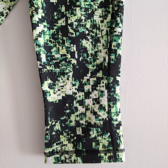 Women's Green and Black Graphic Pixelated Capris Size S - Picture 2 of 8